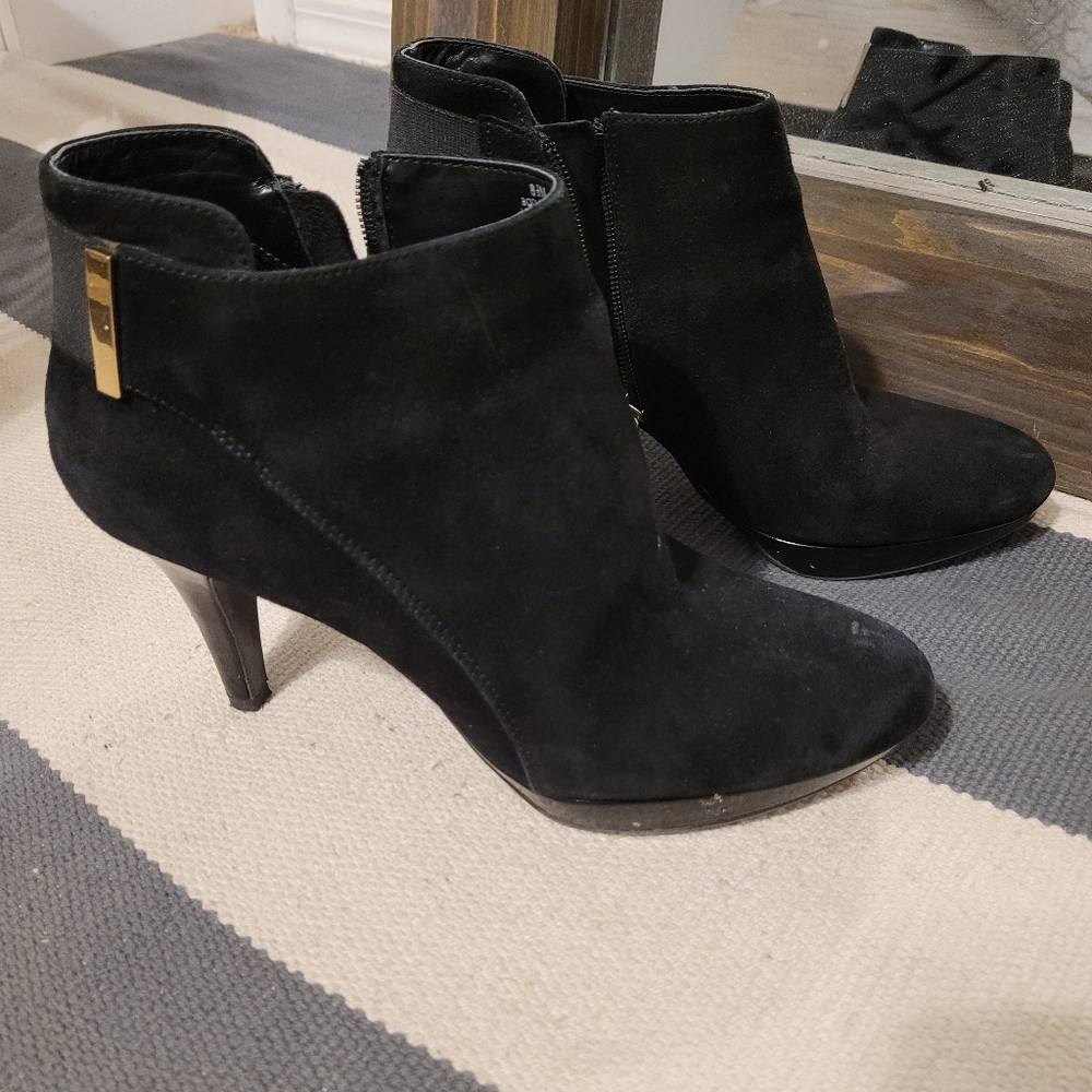 Bandolino black suede booties